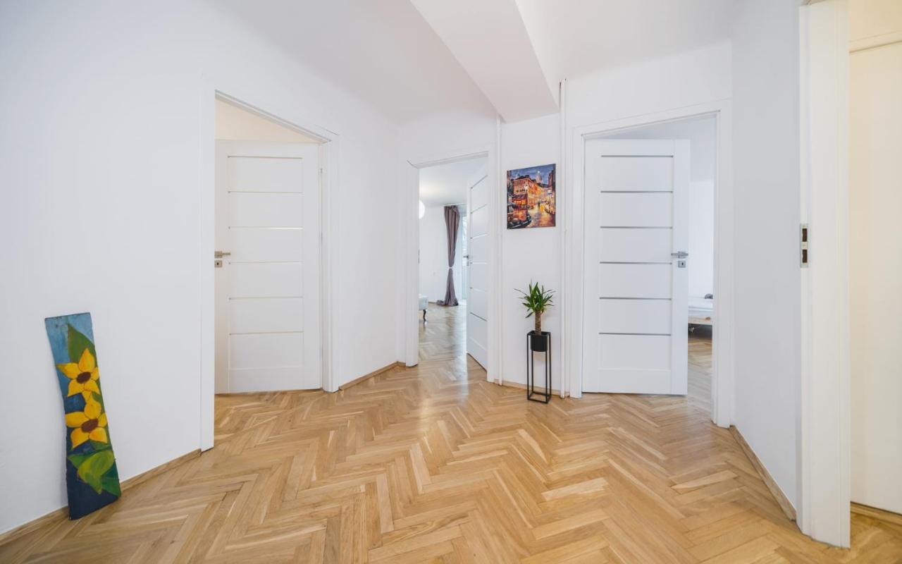 Sunshine Parkside Hideaway - 3 Bedroom - By Upstairs Краков Экстерьер фото